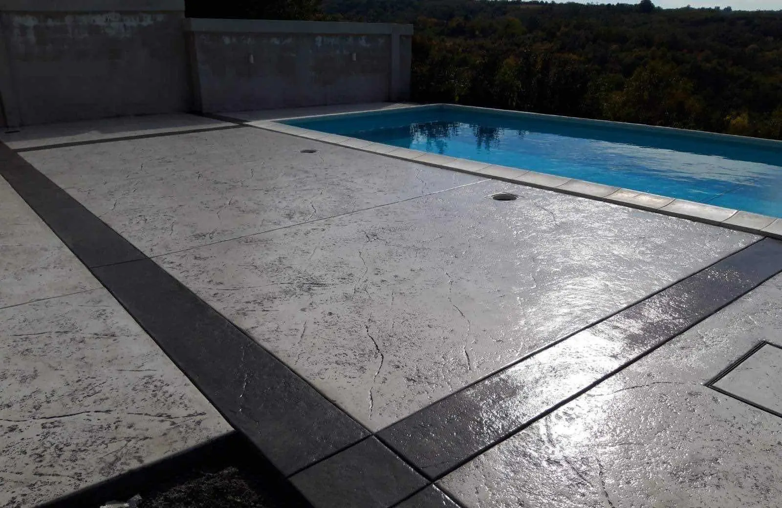 Plato oko bazena od štampanog betona u teksturi škriljca sa grafit bordurom
