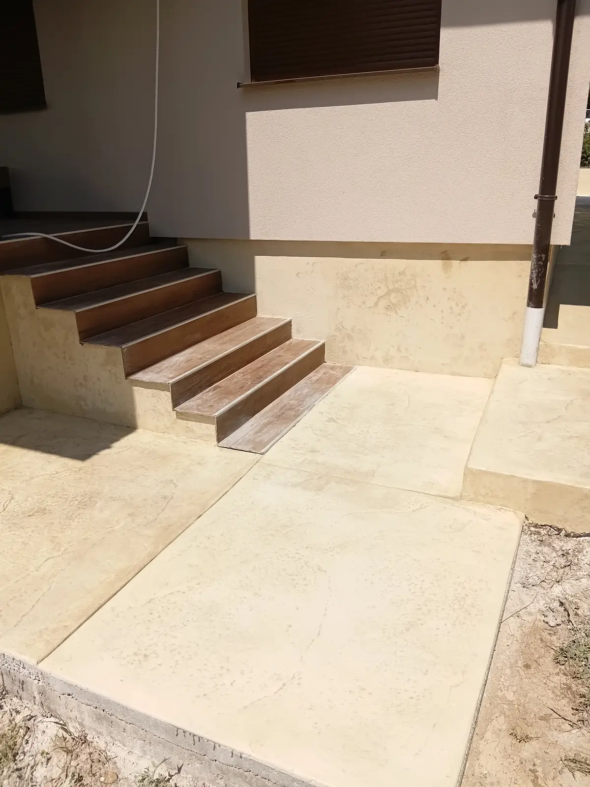 Terasa sa stepeništem od štampanog betona